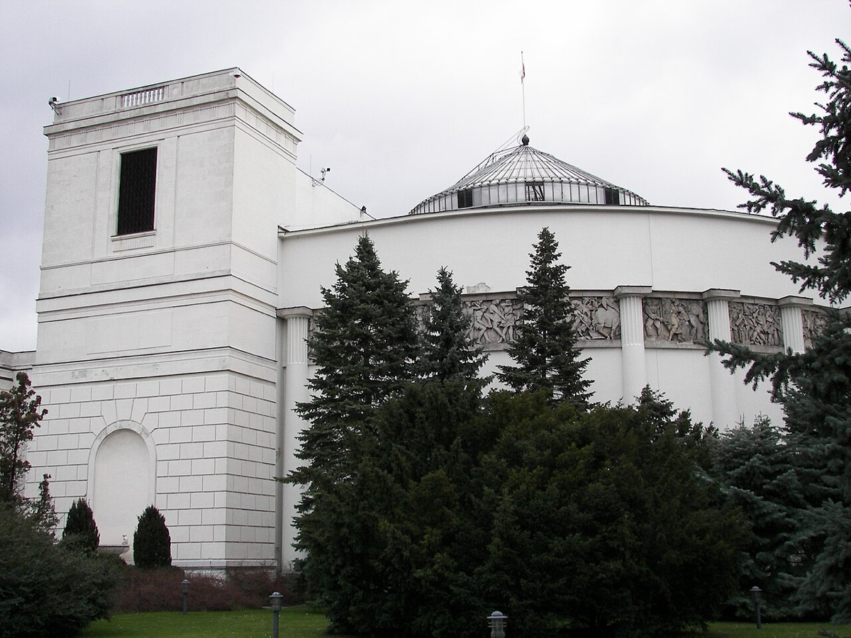 Gmach Sejmu RP w Warszawie, widok od zewnątrz.