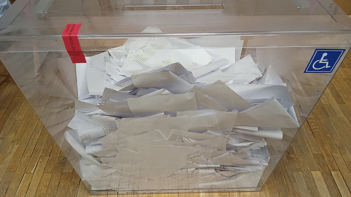 Urna wyborcza podczas wyborów samorządowych w Polsce.
