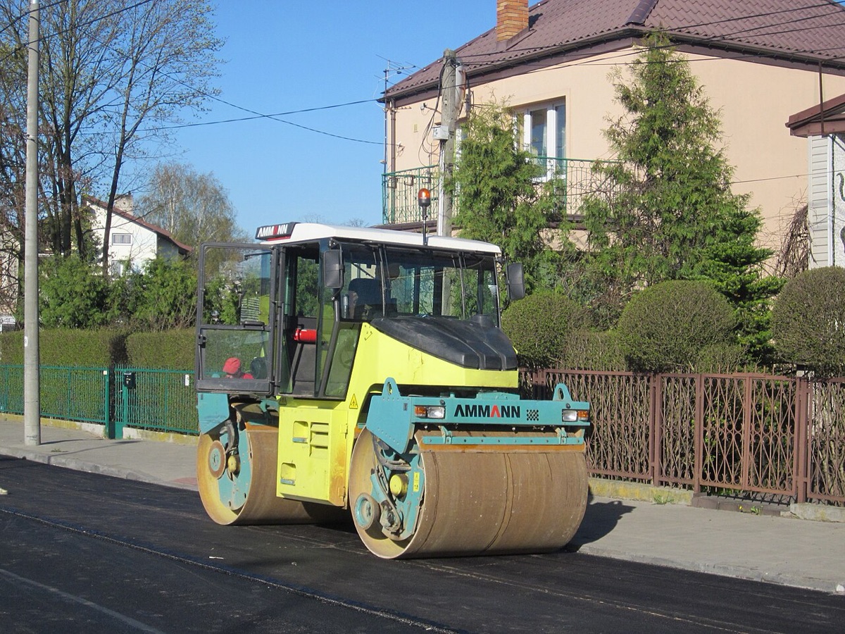 Walec drogowy podczas prac drogowych.