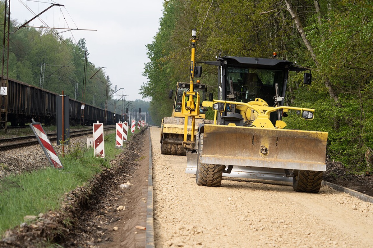 Sprzęt budowlany na placu budowy drogi rowerowej.